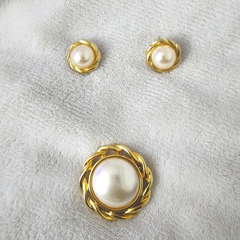 Vintage Round Pearl and Goldtone Rope Design Earring and Brooch Set